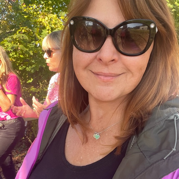 Meet your Posher, Leona - Picture 1 of 15